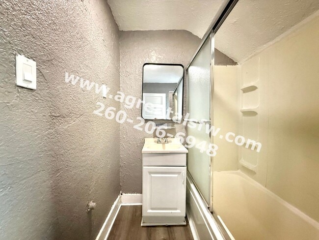 Building Photo - 3 Bedroom House