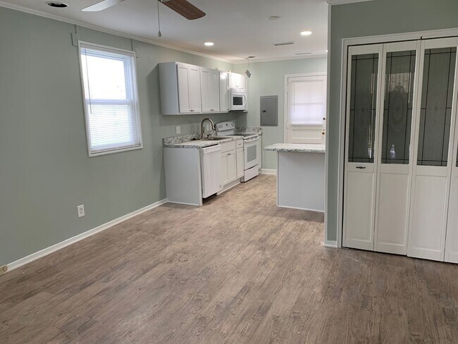 Foto del edificio - Adorable 2 Bedroom End Unit Convenient to W. Friendly Ave