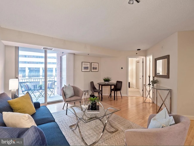 Living and dining space - 7500 Woodmont Ave