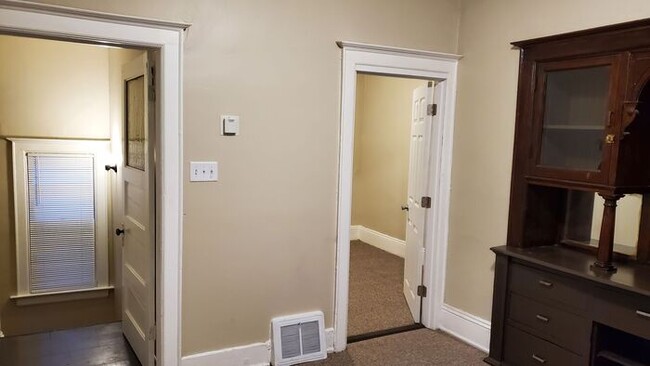Foto del edificio - Newly Updated Spacious Three Bedroom Upper...