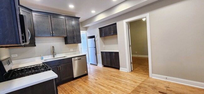 Building Photo - Albany Park rehabbed 2 bedroom close to Metra station.