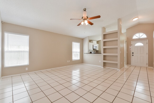 Building Photo - 1121 Shoshanna Dr