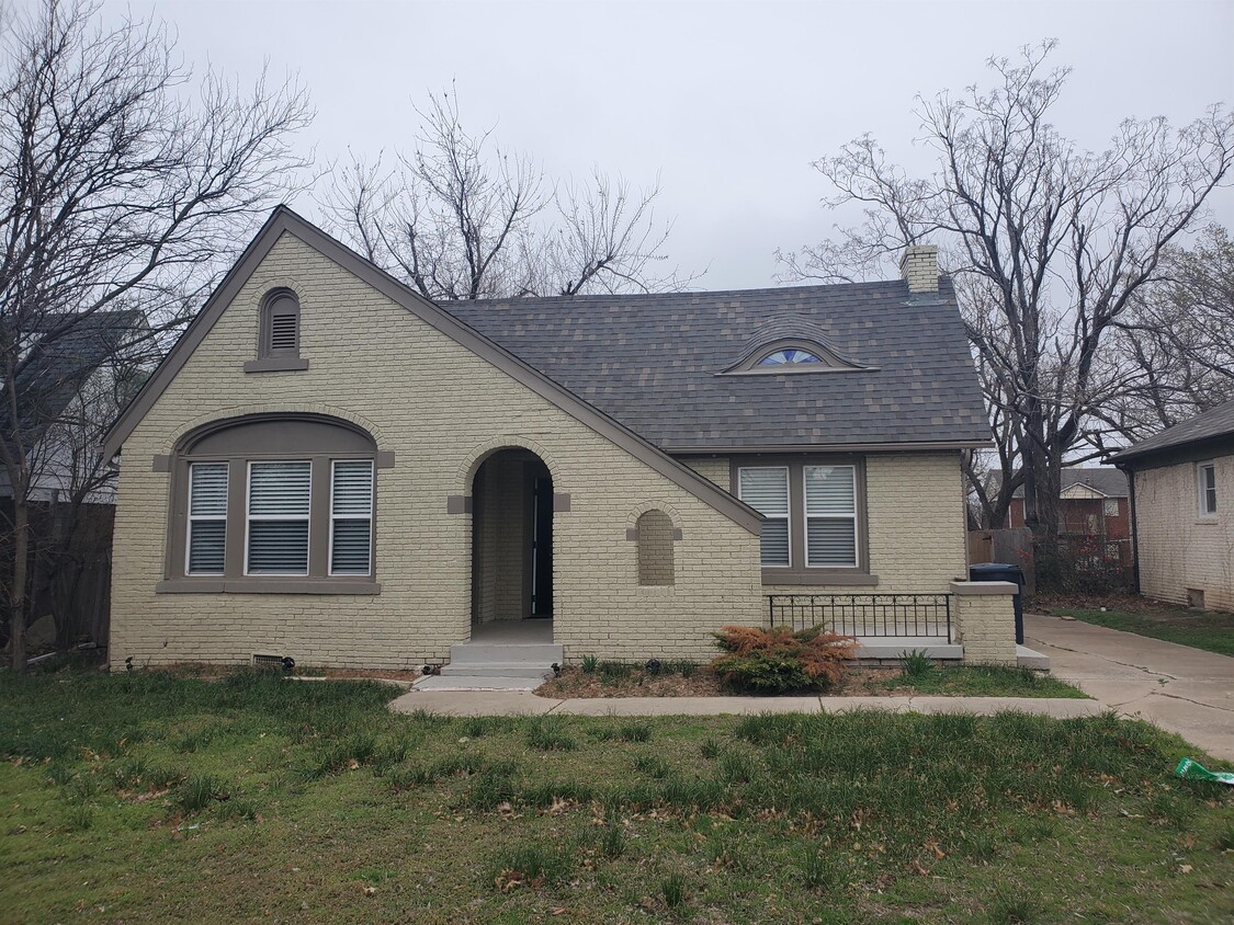 Primary Photo - 2224 N Indiana Ave