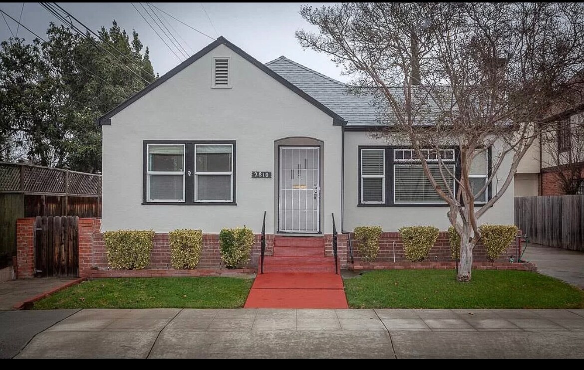 Primary Photo - 2810 N Center St