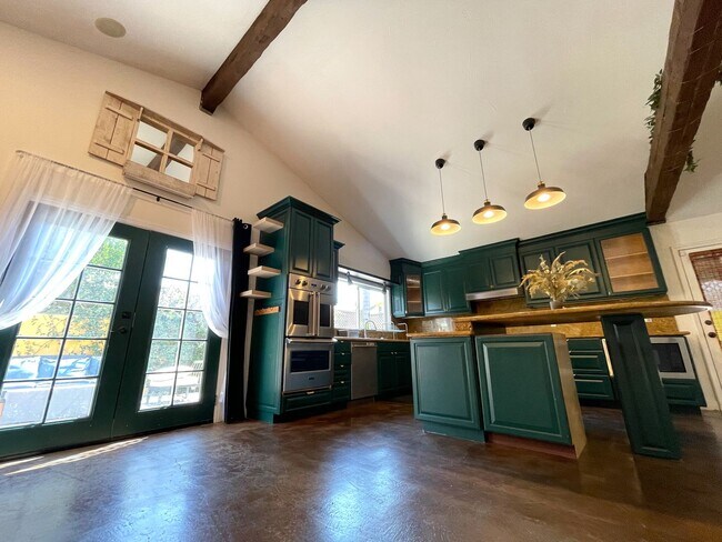 Foto del edificio - Custom 3-Bed, 2.5 -Bath Retreat with Luxur...