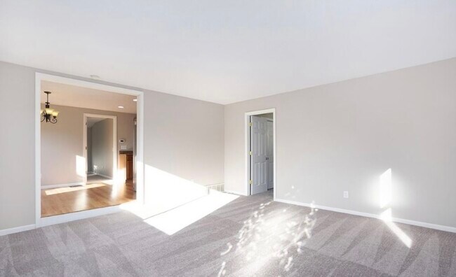 Mirando hacia la puerta principal - 2811 3 Mile Rd NE