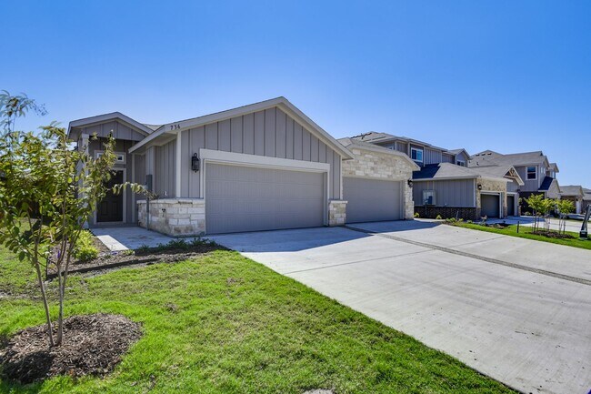Building Photo - AVAILABLE NOW! GORGEOUS 3 BEDROOM DUPLEX L...