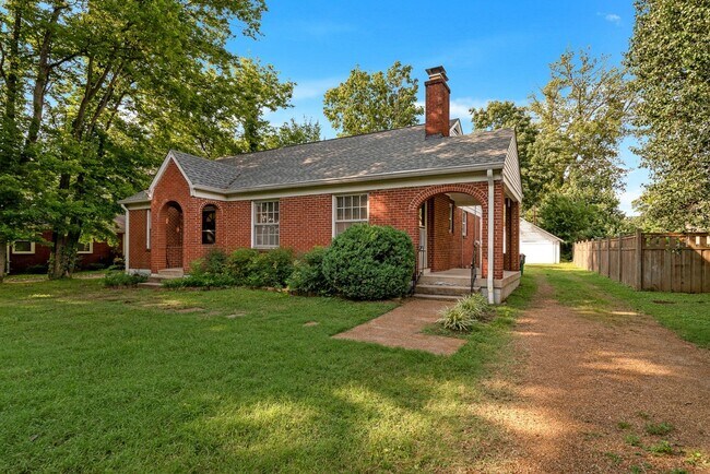 Building Photo - Charming 4BE/2BA home in the fantastic est...