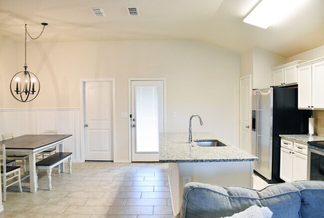 Foto del edificio - 1/2 off First Months Rent! Quiet 3/2/2 in ...