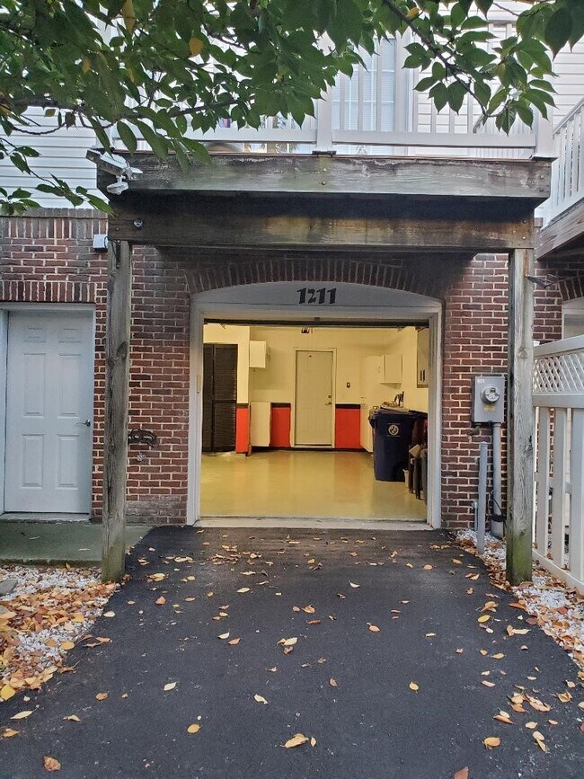 Parking/Garage - 1211 S East Ave