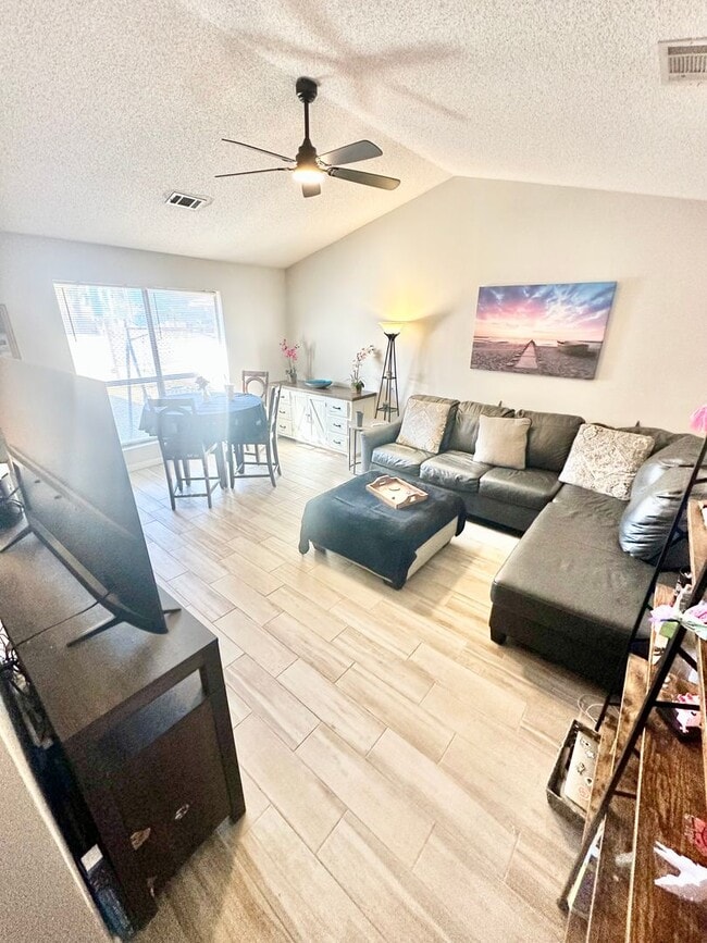 Building Photo - Nice 2 bedroom / 2 bathroom / 2 car garage single story town home for rent in Shalimar!