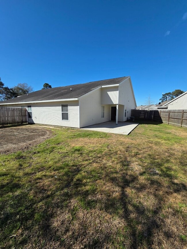 Building Photo - Three Bedroom, Two Bath