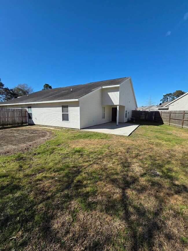 Foto del edificio - Three Bedroom, Two Bath