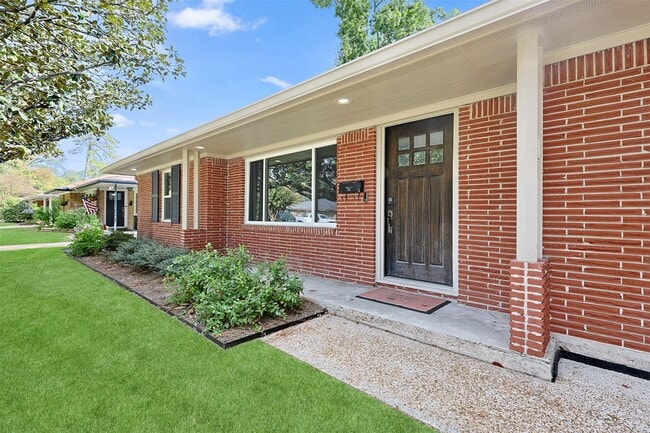 Building Photo - 2015 Woodcrest Dr