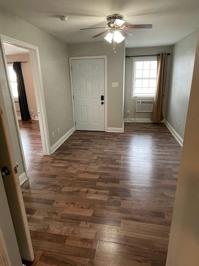 Building Photo - Renovated 1BD in Gated Complex. Washer and Dryer in Unit. Shared Outdoor Space.