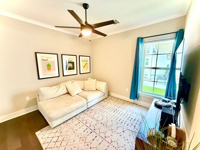 Foto del edificio - Desirable 4-Bedroom Home Overlooking Lake ...