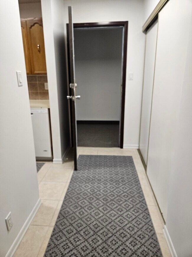 Photo du bâtiment - 3 Bed 1.5 Bath Unit in Edmonton, AB