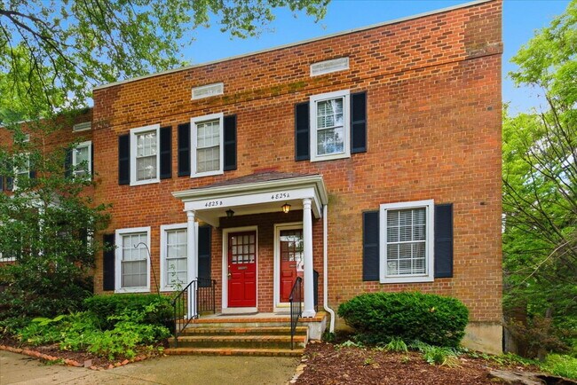 Foto del edificio - Elegant End-Unit Fairlington Villages Townhome with Private Balcony & Exceptional Community Ameni...