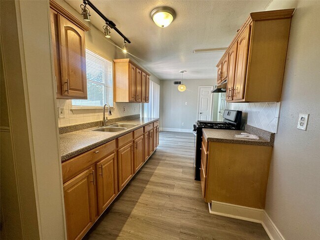 Foto del edificio - 9834 Denning Dr