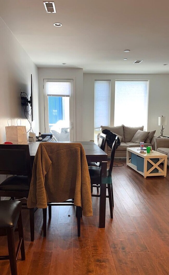 Building Photo - Stunning 4-Bedroom Townhome with One-Car G...
