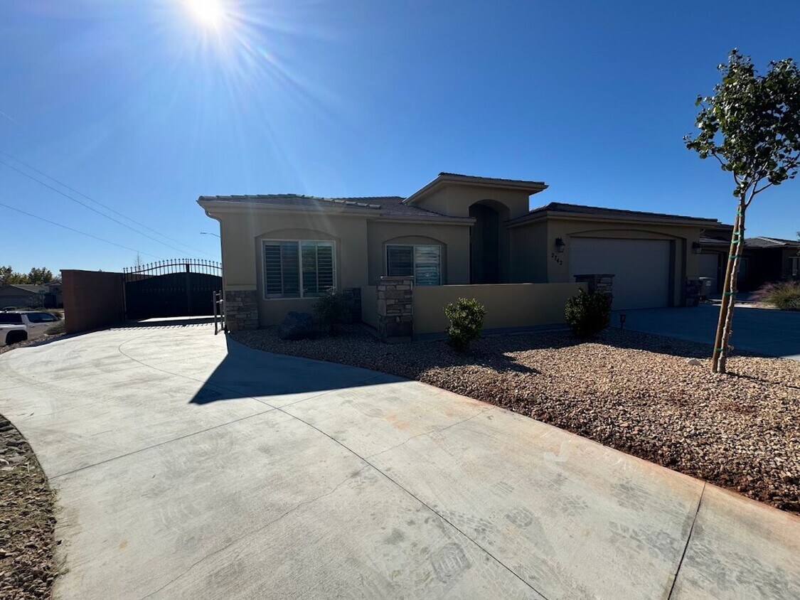 Primary Photo - 3 Bedroom Upgraded Home - Extra parking!