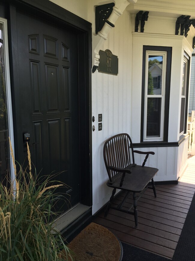 Puerta principal - 87 Irving St