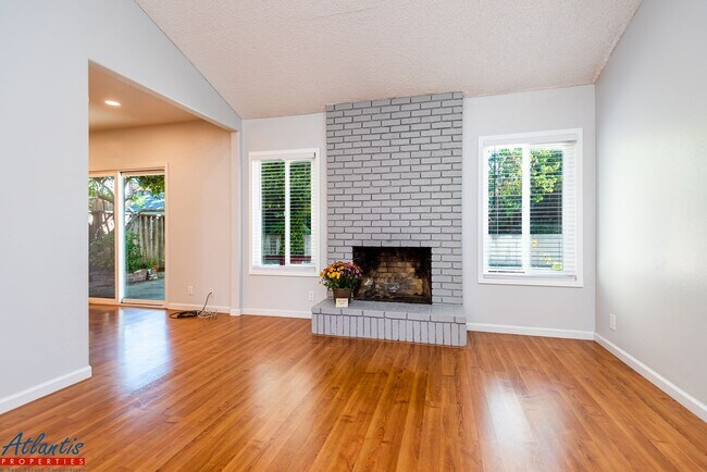 Building Photo - Beautiful Evergreen Home