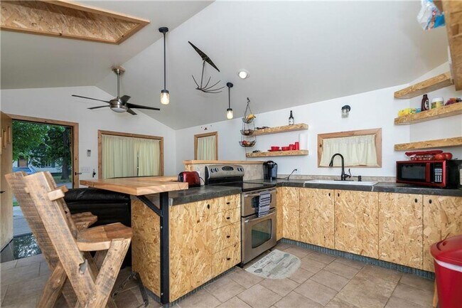 Building Photo - Cozy Downtown Cottage
