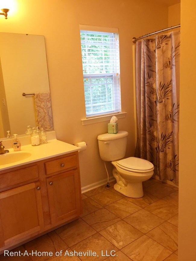 Building Photo - 10 Northbrook Pl