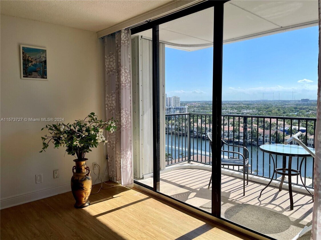Primary Photo - 2101 S Ocean Dr