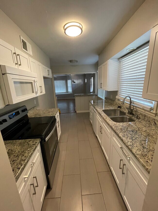 Foto del edificio - 1653 Colonial Rd