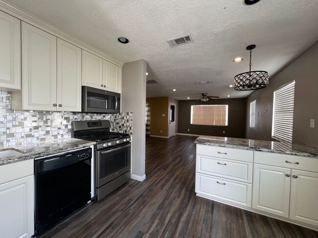 Building Photo - Beautifully remodeled 2 Bedroom 2 Bathroom...