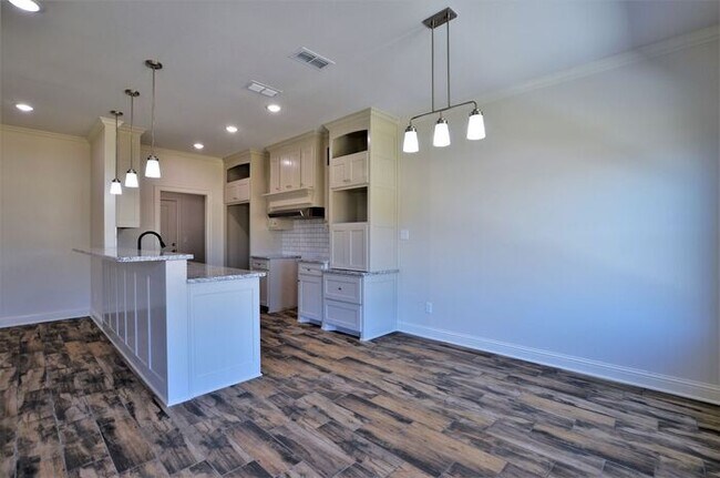 Building Photo - 3/2/2 in Whitehouse ISD!!