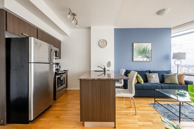 Building Photo - 832 Bay St.