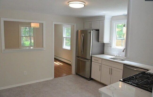 Foto del edificio - Rent Reduced! Ideally located 3 bedroom ho...