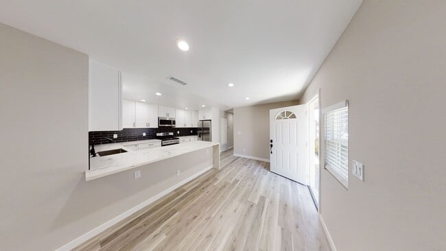 Building Photo - 4BD/2BA, Quick Walk to Campus!