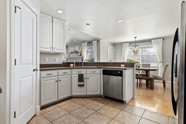 Building Photo - 739 S Kays Dr