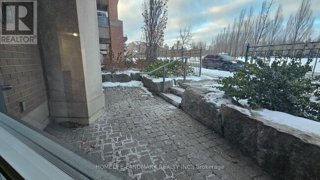 Photo du bâtiment - 33 Cox Blvd