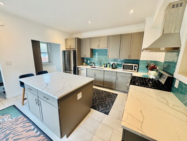 Building Photo - Charming 4-Bed Home with Granite Touches & Hardwood Elegance in Minneapolis!