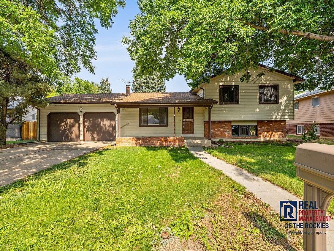Foto principal - Cozy 3-Bed, 2-Bath Home with Fireplace, & ...