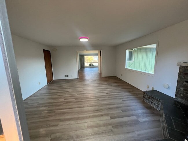 Foto del edificio - Charming 3-Bedroom Home with Fresh Updates