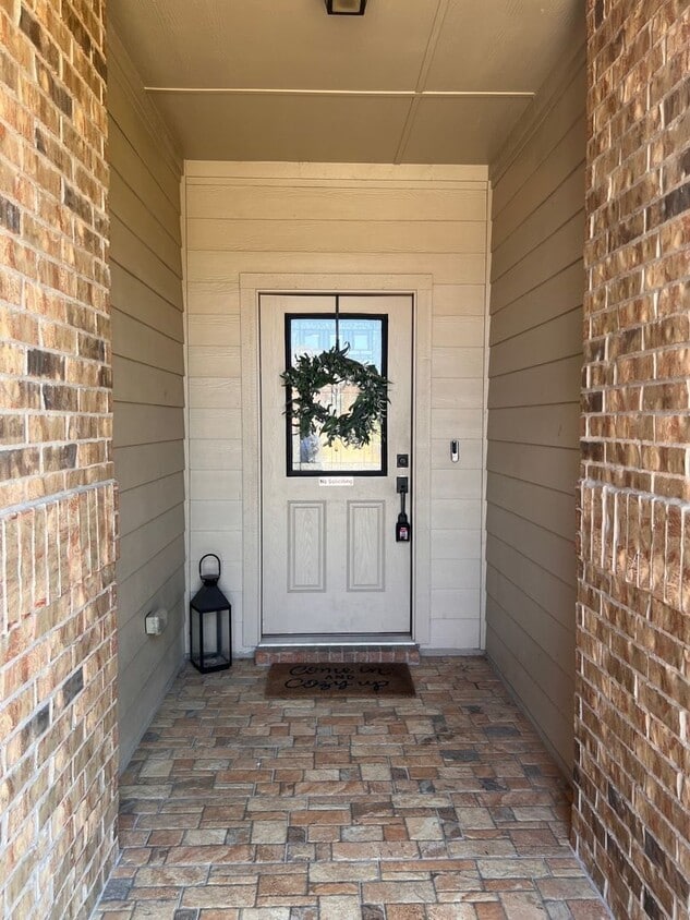 Primary Photo - 4 bedroom/2 bath/2 Car Garage - Beautiful ...