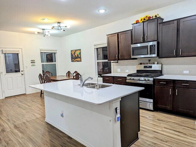 Foto del edificio - Room in House on Bluewood Bend