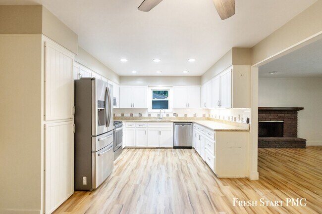 Building Photo - Charming 3-Bedroom Home in Walker – Conven...