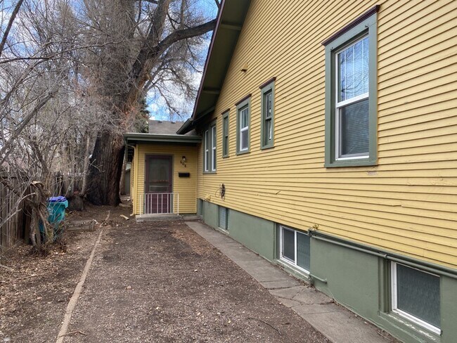 Foto del edificio - STUDENTS WELCOME! One-Bedroom Bungalow 1 Block from CSU!