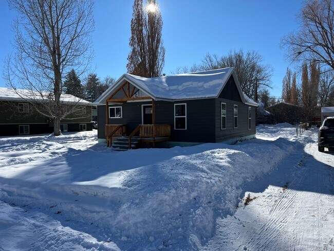 Foto del edificio - 2 Bed 1 Bath Fully Remodeled Home W/ Detached Garage and Many Amenities