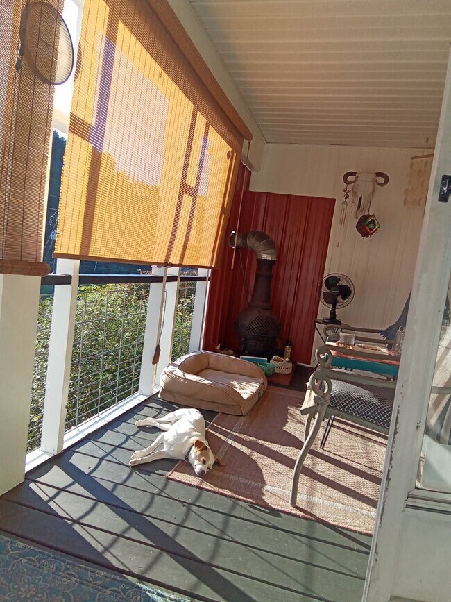Foto del edificio - Cute Cottage overlooking Downtown Lansing - Walk to Stores, Park & Creek!