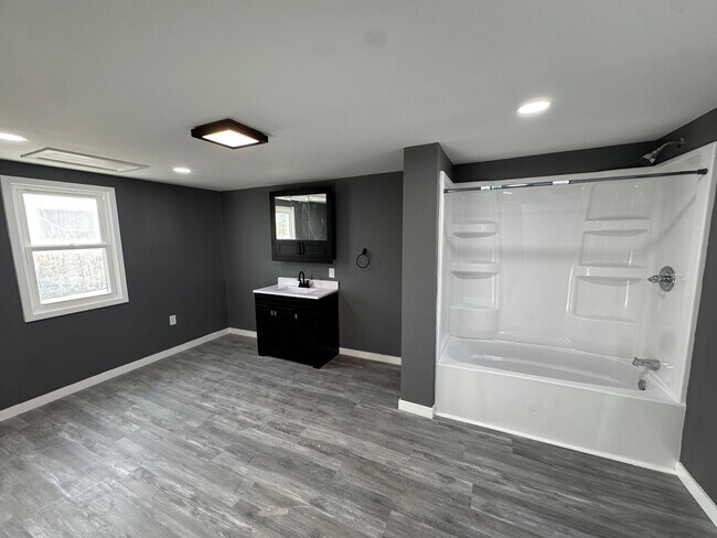 Foto del edificio - Updated 1-Bedroom Home with Garage!