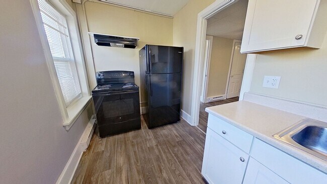 Building Photo - Spacious 3-Bedroom Apartment