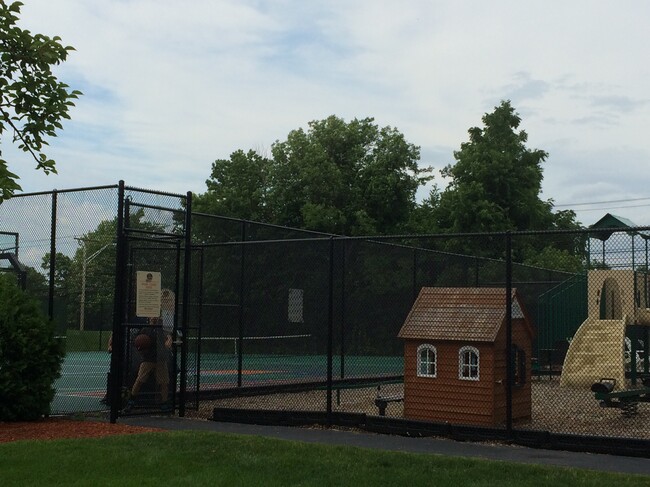 Building Photo - 525 Fox Hollow Dr